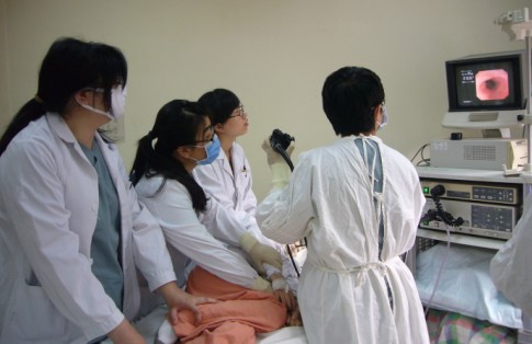 消化科医护人员在进行胃镜操作