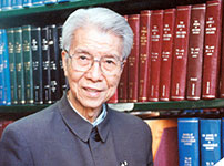 张金哲院士在图书馆