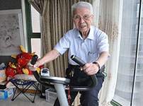 张金哲院士每天都坚持在脚踏车上锻炼