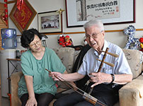 张金哲院士多才多艺,拉二胡也是他的爱好之一